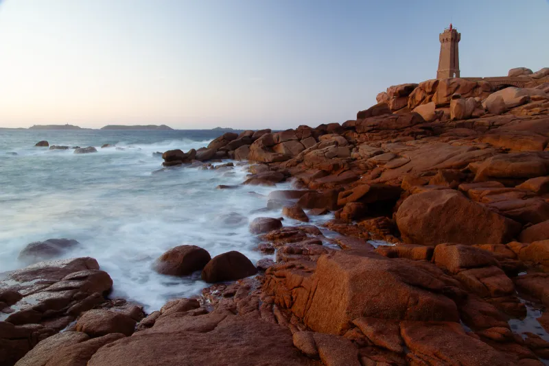Le phare de la pierre rouge